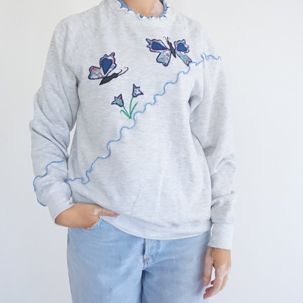 Vintage Lee Grey Blue Butterfly Floral Ruffle Neckline Coquette Sweatshirt L